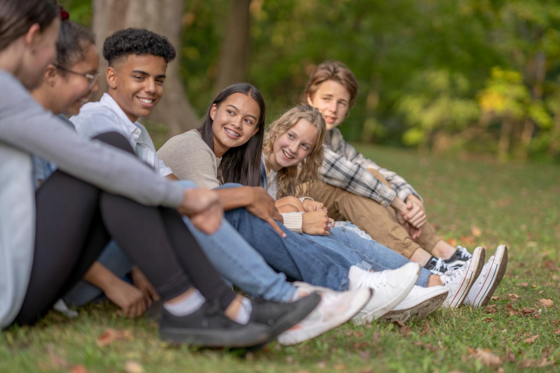 Teenagers together outdoors respresenting adolescent and teen psychotherapy